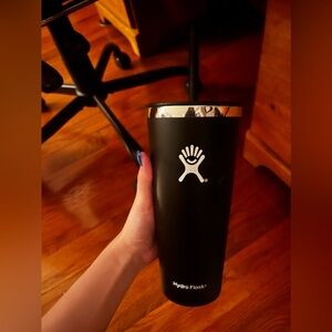 Black 28oz Hydro flask Tumblr - Very Lightly used